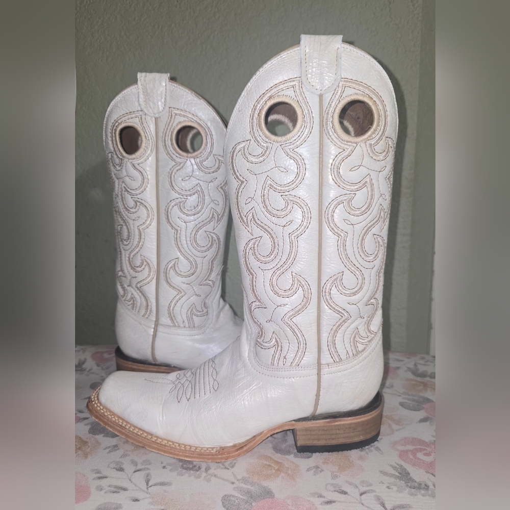 Stylish White Embroidered Western Boots - Picture 2 of 3